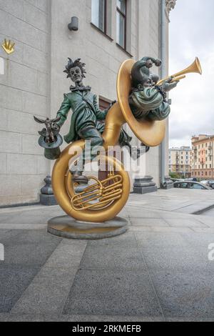 Scultura dei clown di fronte al Circo di Stato bielorusso - Minsk, Bielorussia Foto Stock