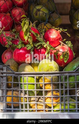 Africa, Egitto, Cairo. Melograni e mango in un cestino. Foto Stock