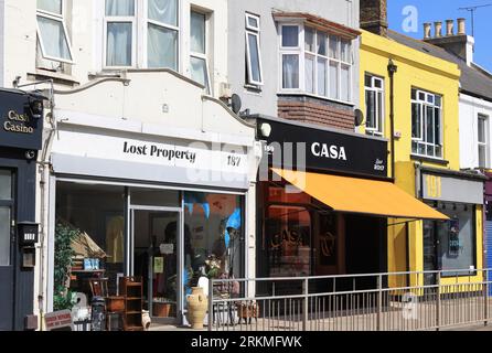 Negozi e gallerie alla moda su Northdown Road nella trendy Cliftonville, a Margate, Kent, Regno Unito Foto Stock