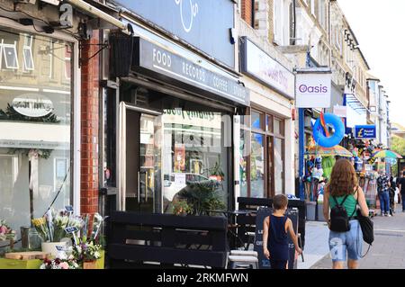 Negozi e gallerie alla moda su Northdown Road nella trendy Cliftonville, a Margate, Kent, Regno Unito Foto Stock