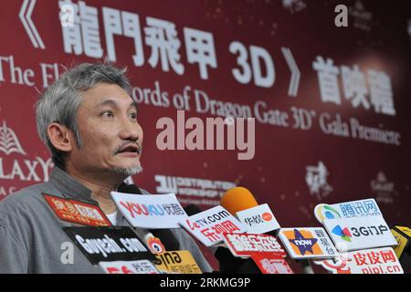 Bildnummer: 56714561 Datum: 15.12.2011 Copyright: imago/Xinhua (111215) -- MACAO, 15 dicembre 2011 (Xinhua) -- il regista Tsui Hark riceve un'intervista mediatica alla premiere di Flying Swords of Dragon Gate 3D a Macao, Cina meridionale, 15 dicembre 2011. Anteprima dell'epico kungfu 3D a Macao giovedì. (Xinhua/Cheong Kam Ka) (zgp) CHINA-MACAO-FLYING SWORDS OF DRAGON GATE 3D-PREMIERE (CN) PUBLICATIONxNOTxINxCHN People Kultur Entertainment Premiere Filmpremiere Film xns x1x 2011 quer 56714561 Data 15 12 2011 Copyright Imago XINHUA Macao DEC 15 2011 XINHUA Direttore Tsui Hark riceve un'intervista ai media Foto Stock