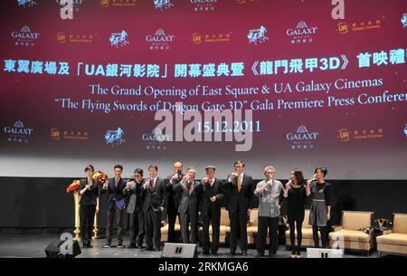 Bildnummer: 56714559 Datum: 15.12.2011 Copyright: imago/Xinhua (111215) -- MACAO, 15 dicembre 2011 (Xinhua) -- il regista Tsui Hark (3rd R) e i membri del cast partecipano alla premiere di Flying Swords of Dragon Gate 3D a Macao, nel sud della Cina, 15 dicembre 2011. Anteprima dell'epico kungfu 3D a Macao giovedì. (Xinhua/Cheong Kam Ka) (zgp) CHINA-MACAO-FLYING SWORDS OF DRAGON GATE 3D-PREMIERE (CN) PUBLICATIONxNOTxINxCHN People Kultur Entertainment Premiere Filmpremiere Film xns x1x 2011 quer 56714559 Data 15 12 2011 Copyright Imago XINHUA Macao DEC 15 2011 XINHUA Direttore Tsui Hark 3rd r e Cast Membe Foto Stock