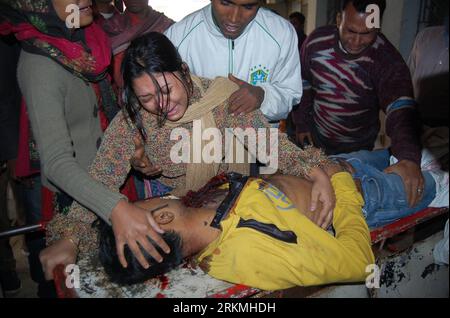 Bildnummer: 56755014  Datum: 18.12.2011  Copyright: imago/Xinhua (111218) -- DHAKA, Dec. 18, 2011 (Xinhua) -- Relatives of the victim, who was killed in a blast, cry in a local hospital of Dhaka, capital of Bangladesh, on Dec. 18, 2011. One person was killed in a small bomb explosion in Dhaka Sunday morning, police said. The blast in Dhaka s Motijheel commercial district was the result of a clash between the police and activists of Bangladesh s main oppositional Nationalist Party, police said. It has not been known immediately whether the victim was the activist of the opposition party. (Xinhu Stock Photo