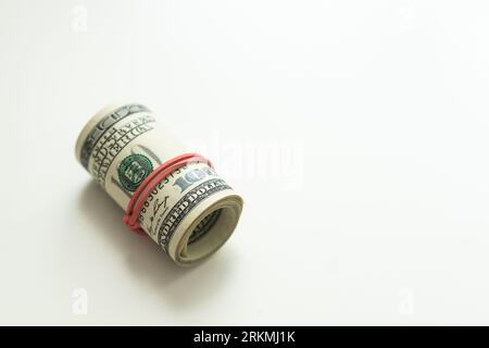 Soldi rotoli dollari usa su sfondo bianco. Concetto finanziario Foto Stock