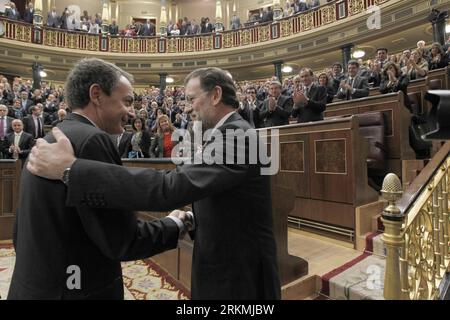 Bildnummer: 56766777 Datum: 20.12.2011 Copyright: imago/Xinhua (111220) -- MADRID, 20 dicembre 2011 (Xinhua) -- il nuovo primo ministro spagnolo Mariano Rajoy (R) stringe la mano all'ex primo ministro spagnolo Jose Luis Rodriguez Zapatero a Madrid, in Spagna, 20 dicembre 2011. Mariano Rajoy è stato approvato dal parlamento spagnolo come nuovo primo ministro martedì alla fine del dibattito di due giorni sull'investitura. (Xinhua/Edward) SPAGNA-MADRID-RAJOY-PRIMO MINISTRO PUBLICATIONxNOTxINxCHN People Politik x0x xtm 2011 quer 56766777 Data 20 12 2011 Copyright Imago XINHUA Madrid DEC 20 2011 XINHUA nuovo spagnolo Foto Stock