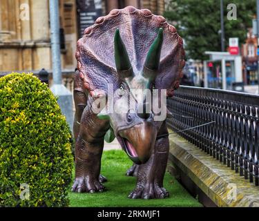 Statua di Triceratops nei giardini della chiesa di San Pietro - luglio 2023 Foto Stock