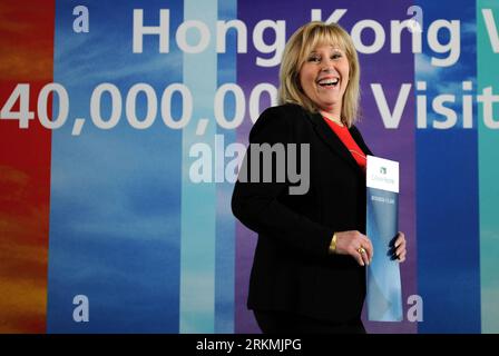 Bildnummer: 56772872 Datum: 21.12.2011 Copyright: imago/Xinhua (111221) - HONG KONG, 21 dicembre 2011 (Xinhua) - Nancy Ryan (6th R) dagli Stati Uniti, la 40 milionesima visitatrice di Hong Kong quest'anno, tiene i suoi biglietti di andata e ritorno in business class in una cerimonia di benvenuto a Hong Kong, nel sud della Cina, 21 dicembre 2011. Nancy Ryan è stata nominata 40 milionesimo visitatore dell'anno dall'Hong Kong Toursim Board e ha ricevuto generosi regali, tra cui biglietti di andata e ritorno in business class e un soggiorno nel Peninsula Hotel a 5 stelle. (Xinhua/Chen Xiaowei) (lfj) CINA-HONG KONG-40 MILIONESIMO VISITATORE (CN) PUBLICATIONxNOTxIN Foto Stock