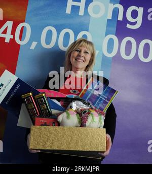 Bildnummer: 56772871  Datum: 21.12.2011  Copyright: imago/Xinhua (111221) -- HONG KONG, Dec. 21, 2011 (Xinhua) -- Nancy Ryan (6th R) from the United States, the 40 millionth visitor to Hong Kong this year, holds her gifts in a welcoming ceremony in Hong Kong, south China, Dec. 21, 2011. Nancy Ryan was named as the 40 millionth visitor of the year by Hong Kong Toursim Board and was given generous gifts, including business class return tickets and a stay in the 5-star Peninsula Hotel. (Xinhua/Chen Xiaowei) (lfj) CHINA-HONG KONG-40 MILLIONTH VISITOR (CN) PUBLICATIONxNOTxINxCHN Gesellschaft Wirtsc Stock Photo