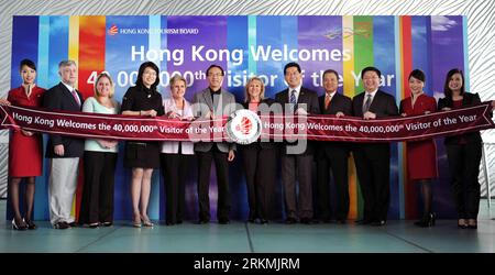 Bildnummer: 56772870 Datum: 21.12.2011 Copyright: imago/Xinhua (111221) -- HONG KONG, 21 dicembre 2011 (Xinhua) -- Nancy Ryan (6th R) dagli Stati Uniti, la 40 milionesima visitatrice di Hong Kong quest'anno, posa per le foto con i funzionari locali in una cerimonia di benvenuto a Hong Kong, nel sud della Cina, 21 dicembre 2011. Nancy Ryan è stata nominata 40 milionesimo visitatore dell'anno dall'Hong Kong Toursim Board e ha ricevuto generosi regali, tra cui biglietti di andata e ritorno in business class e un soggiorno nel Peninsula Hotel a 5 stelle. (Xinhua/Chen Xiaowei) (lfj) CINA-HONG KONG-40 MILIONESIMO VISITATORE (CN) PUBLICATIONxNOTxINxC Foto Stock