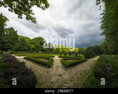 Vista sul parco in una giornata di sole. . le persone fanno una passeggiata nei parchi per un fine settimana in primavera. Parco botanico, Bursa, Turchia. Foto Stock