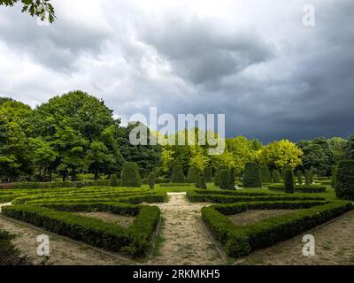 Vista sul parco in una giornata di sole. . le persone fanno una passeggiata nei parchi per un fine settimana in primavera. Parco botanico, Bursa, Turchia. Foto Stock