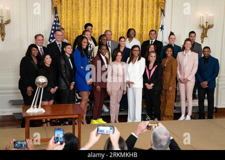 Washington, Stati Uniti. 25 agosto 2023. Il vicepresidente Kamala Harris e il secondo gentiluomo Doug Emhoff danno il benvenuto ai Las Vegas Aces alla Casa Bianca in occasione del loro campionato WNBA 2022 alla Casa Bianca di Washington, DC, venerdì 25 agosto 2023. Foto di Leigh Vogel/Pool/ABACAPRESS.COM credito: Abaca Press/Alamy Live News Foto Stock