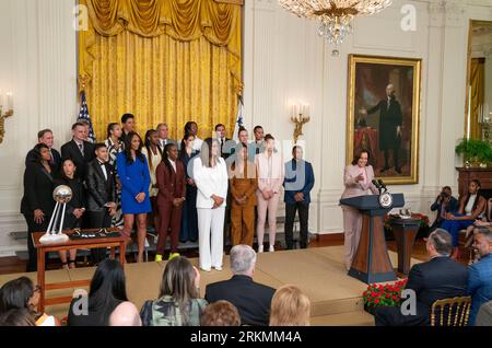 Washington, Stati Uniti. 25 agosto 2023. Il vicepresidente Kamala Harris e il secondo gentiluomo Doug Emhoff danno il benvenuto ai Las Vegas Aces alla Casa Bianca in occasione del loro campionato WNBA 2022 alla Casa Bianca di Washington, DC, venerdì 25 agosto 2023. Foto di Leigh Vogel/UPI credito: UPI/Alamy Live News Foto Stock