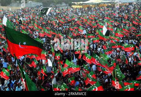 Bildnummer: 56786025  Datum: 25.12.2011  Copyright: imago/Xinhua (111226) -- KARACHI, Dec. 26, 2011 (Xinhua) -- Supporters of Pakistani former cricketer-turned-politician Imran Khan gather for a public rally in southern Pakistani port city of Karachi on Dec. 25, 2011. Over 100,000 rallied in support of Pakistani cricket legend and opposition politician Imran Khan in the southern city of Karachi. (Xinhua/Masroor) (yc) PAKISTAN-POLITICS-KHAN-RALLY PUBLICATIONxNOTxINxCHN Gesellschaft Politik Demo Protest x1x xst premiumd 2011 quer      56786025 Date 25 12 2011 Copyright Imago XINHUA  Karachi DEC Stock Photo