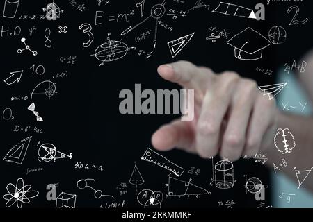 Scrittura manuale maschile di formule matematiche su sfondo sfocato. Scienza e concetto di algebra. Doppia esposizione Foto Stock