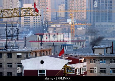 Bildnummer: 56786194 Datum: 21.12.2011 Copyright: imago/Xinhua (111226) -- TAIYUAN, 26 dicembre 2011 (Xinhua) -- foto scattata il 21 dicembre 2011, mostra il fumo denso che esce dai camini degli edifici a Taiyuan, capitale della provincia dello Shanxi della Cina settentrionale. Taiyuan affronta sfide ambientali mentre la città sperimenta il periodo di riscaldamento per l'inverno. (Xinhua/fan Minda) (mp) CHINA-TAIYUAN-DUST (CN) PUBLICATIONxNOTxINxCHN Gesellschaft Ökologie Luft Luftverschmutzung Umweltverschmutzung x0x xst 2011 quer 56786194 Data 21 12 2011 Copyright Imago XINHUA Taiyuan DEC 26 2011 XINHUA foto scattata Foto Stock