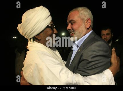 Bildnummer: 56789707  Datum: 27.12.2011  Copyright: imago/Xinhua (111227) -- KHARTOUM, Dec. 27, 2011 (Xinhua) -- Hamas leader Ismail Haniyeh (R) is welcomed by Sudanese Presidential Advisor Ibrahim Ahmed Omar, after arriving at the Khartoum Airport, Sudan, on Dec. 27, 2011. (Xinhua/Mohammed Babiker) SUDAN-KHARTOUM-HAMAS-ISMAIL HANIYEH-DIPLOMACY PUBLICATIONxNOTxINxCHN People Politik xjh x0x premiumd 2011 quer      56789707 Date 27 12 2011 Copyright Imago XINHUA  Khartoum DEC 27 2011 XINHUA Hamas Leader Ismail Haniyeh r IS WELCOMED by Sudanese Presidential Advisor Ibrahim Ahmed Omar After arrivi Stock Photo