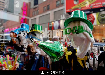 Bildnummer: 56797911  Datum: 31.12.2011  Copyright: imago/Xinhua (111231) -- NEW YORK, Dec. 31, 2011 (Xinhua) -- Accouterments for New Year are on sale at Times Square in New York, the United States, on Dec. 31, 2011. Celebrations for New Year s Eve at Times Square is one of the biggest New Year party in the world. (Xinhua/Fan Xia) US-NEW YORK-NEW YEAR-CELEBRATION PUBLICATIONxNOTxINxCHN Gesellschaft Silvester Neujahr Neues Jahr xbs x1x 2012 quer  o0 USA     56797911 Date 31 12 2011 Copyright Imago XINHUA  New York DEC 31 2011 XINHUA accouterments for New Year are ON Sale AT Times Square in New Stock Photo