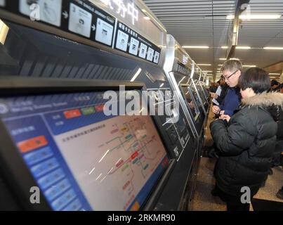 Bildnummer: 56798011 Datum: 31.12.2011 Copyright: imago/Xinhua (111231) -- PECHINO, 31 dicembre 2011 (Xinhua) -- i passeggeri acquistano i biglietti dal distributore self-service presso la stazione ferroviaria ovest di Pechino della linea 9 della metropolitana di Pechino, capitale della Cina, 31 dicembre 2011. Pechino ha messo in funzione tre linee della metropolitana sabato mentre la città cerca di espandere la rete di transito ferroviario per alleviare la forte congestione del traffico. Le linee comprendono una sezione estesa dell'attuale linea n. 8, una sezione della linea n. 15 e la sezione meridionale della nuova linea n. 9. (Xinhua/Gong lei) (zgp) CINA-PECHINO-LINEE DELLA METROPOLITANA- Foto Stock