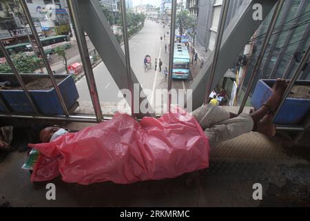 Dacca Bangladesh 25 agosto 2023. Un senzatetto bengalese che fa un pisolino sul ponte pedonale di paltan a Dacca, Bangladesh. Nazmul islam/alamy vive Foto Stock