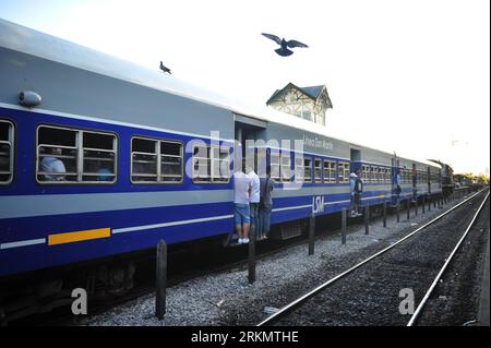 Bildnummer: 56818334 Datum: 04.01.2012 Copyright: imago/Xinhua (120105) -- BUENOS AIRES, 5 gennaio 2012 (Xinhua) -- foto scattata il 4 gennaio 2012 mostra il treno passeggeri da cui otto sono caduti e sono rimasti feriti, a Buenos Aires, Argentina. (Xinhua/Telam) (zw) ARGENTINA-BUENOS AIRES-TRENO-INCIDENTE PUBLICATIONxNOTxINxCHN Gesellschaft Verkehr Bahn Zug xbs x2x 2012 quer 56818334 Data 04 01 2012 Copyright Imago XINHUA Buenos Aires 5 gennaio 2012 XINHUA foto scattata IL 4 gennaio 2012 mostra il treno passeggeri da cui otto pellicce sono scese e sono rimasti feriti a Buenos Aires Argentina XINHUA Telam ZW Argentin Foto Stock