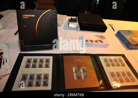 Bildnummer: 56820566 Datum: 04.01.2012 Copyright: imago/Xinhua (120105) - COPENHAGEN, 5 gennaio 2012 (Xinhua) - foto scattata il 4 gennaio 2012 mostra i francobolli chiamati strumenti astronomici antichi durante la cerimonia di lancio al planetario Tycho Brahe di Copenaghen, Danimarca. La serie di due francobolli, emessi congiuntamente dalle autorità postali di Danimarca e Cina, presenta l'Armilla Abridged dell'astronomo cinese del XIII secolo Guo Shoujing, e la sfera armillare del suo omologo danese del XVI secolo Tycho Brahe. (Xinhua/Wu Bo) (zw) DANIMARCA-COPENAGHEN-CINA-TIMBRI PUBLICATI Foto Stock