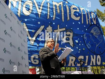 (120104) -- PILAR, 4 gennaio 2012 (Xinhua) -- Alfredo Soccimarro, portavoce dell'Ufficio del Presidente argentino, dichiara che il Presidente di Agentine Cristina Fernandez de Kirchner ha avuto un'operazione di successo per il trattamento del suo cancro alla tiroide nell'ospedale Universitario Australe di Pilar, 50 chilometri a nord di Buenos Aires, Argentina, il 4 gennaio 2012. Il Vicepresidente Amado Boudou si è assunto la responsabilità di Fernandez prima dell'operazione e rimarrà in carica per altri 20 giorni durante il recupero di Fernandez, ha detto Soccimarro. (Xinhua/Telam) ARGENTINA-PILAR-Cristina Fernandez de Kirchner-su Foto Stock