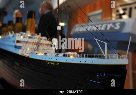 Bildnummer: 56827225  Datum: 05.01.2012  Copyright: imago/Xinhua (120105) -- NEW YORK, Jan. 5, 2012 (Xinhua) -- A scale model of Titanic is shown at a pre-exhibition of auction by Guernsey s, a New York City auction house, in New York, the United States, on Jan. 5, 2012. More than 5,000 artifacts from the world s most famous shipwreck Titanic are to be auctioned in April. (Xinhua/Wang Lei) US-NEW YORK-AUCTION-TITANIC PUBLICATIONxNOTxINxCHN People Gesellschaft Kultur Ausstellung Fundstücke Exponat Museum Schiff xjh x0x premiumd 2012 quer      56827225 Date 05 01 2012 Copyright Imago XINHUA  New Stock Photo