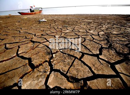 Bildnummer: 56840870 Datum: 06.01.2012 Copyright: imago/Xinhua (120107) - DUCHANG, 7 gennaio 2012 (Xinhua) -- foto scattata il 6 gennaio 2012 mostra il letto di lago secco della sezione Yinshan del lago Poyang nella contea di Duchang, nella provincia di Jiangxi della Cina orientale. Oggi ci sono pochi pesci nelle sezioni del lago Xingzi e Yinshan nella contea di Duchang, e 120.000 residenti nella contea sono persino in lotta per affrontare la carenza di acqua potabile. Il livello dell'acqua del lago monitorato dalla stazione idrometrica della contea di Duchang il 6 gennaio si trovava a un livello record di 7,95 metri, 0,04 metri più basso di Foto Stock