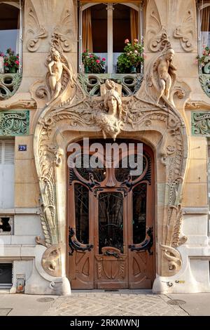 Porta d'ingresso del Lavirotte Building, un edificio di appartamenti nella settima arteria. Di Parigi, Francia, disegnato da Jules Lavirotte, campione di Art Nouveau. Foto Stock