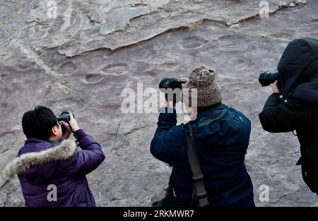 Bildnummer: 56846963  Datum: 09.01.2012  Copyright: imago/Xinhua (120109) -- BEIJING, Jan. 9, 2012 (Xinhua) -- Photographers shoot fossilized footprints at a geological park in Yanqing County, Beijing, capital of China, Jan. 9, 2012. Paleontologists said on Monday that several hundred fossilized footprints unearthed in the suburb park were those of dinosaurs. The footprints were left by dinosaurs that lived some 140 to 150 million years ago in the late Jurassic period, said Zhang Jianping, researcher at the China University of Geosciences. They are the first dinosaur traces the city has found, Stock Photo