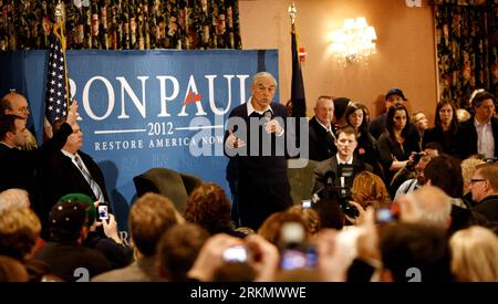 Bildnummer: 56846336 Datum: 08.01.2012 Copyright: imago/Xinhua (120109) -- MEREDITH (Stati Uniti), 9 gennaio 2012 (Xinhua) -- candidato presidenziale repubblicano statunitense, il deputato del Texas Ron Paul parla durante una campagna al Church Landing a Mill Falls a Meredith, New Hampshire, negli Stati Uniti, l'8 gennaio 2012. (Xinhua/Fang Zhe) (lr) U.S.-MEREDITH-RON PAUL-CAMPAIGN PUBLICATIONxNOTxINxCHN People Politik USA Wahlkampf Republikaner Vorwahlen xjh x0x premiumd 2012 quer 56846336 Data 08 01 2012 Copyright Imago XINHUA Meredith Stati Uniti 9 gennaio 2012 XINHUA candidato presidenziale repubblicano Degli Stati Uniti deputato del Texas Foto Stock
