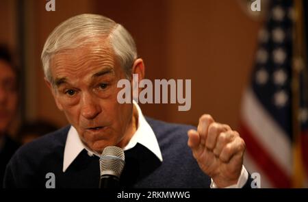 Bildnummer: 56846338  Datum: 08.01.2012  Copyright: imago/Xinhua (120109) -- MEREDITH (U.S.), Jan. 9, 2012 (Xinhua) -- U.S. Republican presidential candidate, Texas Congressman Ron Paul speaks during a campaign at the Church Landing at Mill Falls in Meredith, New Hampshire, the U.S., on Jan. 8, 2012. (Xinhua/Fang Zhe) (lr) U.S.-MEREDITH-RON PAUL-CAMPAIGN PUBLICATIONxNOTxINxCHN People Politik USA Wahlkampf Republikaner Vorwahlen xjh x0x premiumd 2012 quer      56846338 Date 08 01 2012 Copyright Imago XINHUA  Meredith U S Jan 9 2012 XINHUA U S Republican Presidential Candidate Texas Congressman Foto Stock