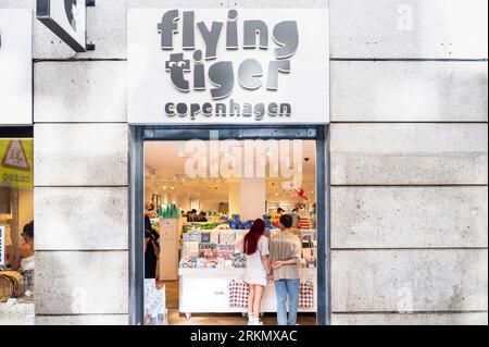 Madrid, Spagna. 25 agosto 2023. Catena di articoli da regalo danese, Flying Tiger Copenhagen, negozio in Spagna. (Foto di Xavi Lopez/SOPA Images/Sipa USA) credito: SIPA USA/Alamy Live News Foto Stock