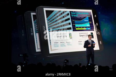 Bildnummer: 56850466  Datum: 09.01.2012  Copyright: imago/Xinhua (120110) -- LAS VEGAS, Jan. 10, 2012 (Xinhua) -- An official of Samsung Electronics introduces Samsung s new smartphone during the Consumer Electronics Show (CES) in Las Vegas, on Jan. 9, 2012. (Xinhua/Yang Lei) (nxl) US-LAS VEGAS-CES-SAMSUNG PUBLICATIONxNOTxINxCHN Wirtschaft Messe Computermesse Präsentation premiumd xbs x2x 2012 quer      56850466 Date 09 01 2012 Copyright Imago XINHUA  Las Vegas Jan 10 2012 XINHUA to Official of Samsung Electronics introduces Samsung S New Smartphone during The Consumer Electronics Show Ces in Stock Photo