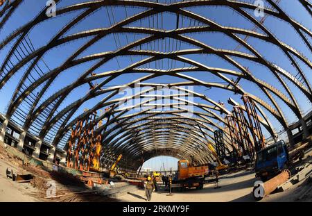 Bildnummer: 56866738  Datum: 28.12.2010  Copyright: imago/Xinhua (120112) -- Jan. 12, 2011 (Xinhua) -- File photo shows labours working at the building site of Tianjin West Railyway Station in Tianjin Municipality, north China, Dec. 28, 2010. According to a statement announced by the National Bureau of Statistics (NBS) Tuesday, the growth rate of China s GDP in 2010 was still 10.4 percent but the verified total value was 31.1 billion yuan (4.93 billion U.S.dollars) more than initial calculation. The current value of the gross domestic product (GDP) of the world s second largest economy was rev Foto Stock