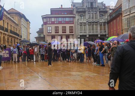 Oviedo, Spagna, 25 agosto 2023: Un centinaio di persone si sono riunite al municipio di Oviedo durante la manifestazione contro Luis Rubiales, a Oviedo, in Spagna, il 25 agosto 2023. Credito: Alberto Brevers / Alamy Live News. Foto Stock