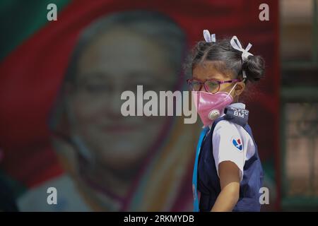 DHAKA, BANGLADESH - 16 MARZO 2020: Una ragazza indossa maschera facciale in una scuola in mezzo alla diffusione del romanzo coronavirus a Dacca, Bangladesh, il 16 marzo 2020. Il governo del Bangladesh chiude tutte le istituzioni educative in tutto il paese nel mezzo della diffusione del nuovo coronavirus. Foto Stock