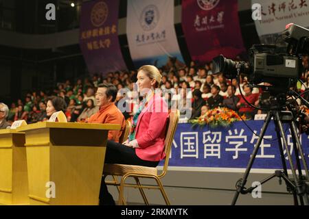 Bildnummer: 56883113 Datum: 20.12.2011 Copyright: imago/Xinhua (120113) -- PECHINO, 13 gennaio 2012 (Xinhua) -- Elyse Ribbons, invitato a essere giudice, guarda le esibizioni dei concorrenti durante un concorso di mandarini nella sede della TV di Tianjin, Tianjin, Cina settentrionale, 20 dicembre 2011. Su un treno proiettile che viaggia da Pechino a Tianjin, una bionda americana si è incantata su un hamburger e patatine fritte. Ha dovuto lucidare la sua cena entro il viaggio di 30 minuti. All'arrivo ha dovuto correre attraverso la stazione ferroviaria per arrivare al quartier generale della TV di Tianjin per le riprese del finale dello stallone straniero Foto Stock