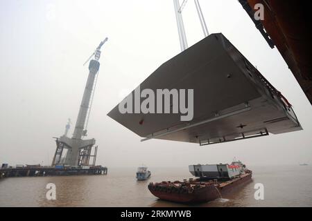 Bildnummer: 56882267  Datum: 13.01.2012  Copyright: imago/Xinhua (120113) -- SHAOXING, Jan. 13, 2012 (Xinhua) -- A steel box girder of the Jiaxing-Shaoxing (Jiashao) Bridge is lifted by a crane on the Hangzhou Bay, east China s Zhejiang Province, Jan. 13, 2012. As the second cross-sea bridge spaning across the Hangzhou Bay, the Jiashao Bridge is expected to be put into operation by the end of 2012. It will halve the travel time down to 1.5 hours between Shaoxing in Zhejiang and Shanghai. (Xinhua/Xu Yu)(wjq)(hdt) CHINA-ZHEJIANG-CROSS SEA BRIDGE-CONSTRUCTION (CN) PUBLICATIONxNOTxINxCHN Wirtschaf Foto Stock