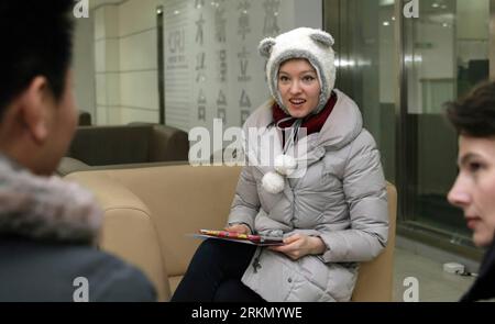 Bildnummer: 56883112 Datum: 22.12.2011 Copyright: imago/Xinhua (120113) - PECHINO, 13 gennaio 2012 (Xinhua) - Elyse Ribbons (C) parla con altri ospiti prima di registrare un programma radiofonico Laowai Kandian presso la sede centrale di China radio International a Pechino, Cina, 22 dicembre 2011. Su un treno proiettile che viaggia da Pechino a Tianjin, una bionda americana si è incantata su un hamburger e patatine fritte. Ha dovuto lucidare la sua cena entro il viaggio di 30 minuti. All'arrivo ha dovuto correre attraverso la stazione ferroviaria per arrivare alla sede della TV di Tianjin per le riprese del finale degli stranieri Foto Stock