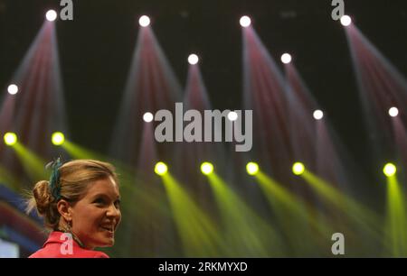 Bildnummer: 56883117  Datum: 20.12.2001  Copyright: imago/Xinhua (120113) -- BEIJING, Jan. 13, 2012 (Xinhua) -- Elyse Ribbons, invited to be a judge, reacts while attending a Mandarin contest at Tianjin TV headquarters in Tianjin, north China, Dec. 20, 2011. On a bullet train traveling from Beijing to Tianjin, an American blonde chowed down on a hamburger and fries. She had to polish off her dinner within the 30-minute s journey. Upon arrival she had to rush through the train station to make it over to the Tianjin TV headquarters for the filming of the finale of the foreign student Mandarin co Stock Photo