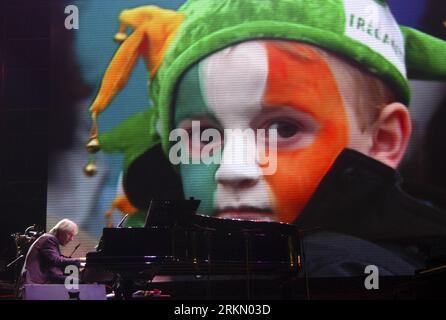 Bildnummer: 56884598 Datum: 13.01.2012 Copyright: imago/Xinhua (120114) -- NANCHINO, 14 gennaio 2012 (Xinhua) -- il pianista francese Richard Clayderman si esibisce durante un concerto di Capodanno tenuto presso il ginnasio del Nanjing Olympic Sports Center di Nanchino, capitale della provincia del Jiangsu della Cina orientale, 13 gennaio 2012. Clayderman, noto come il romantico principe piano di Francia, eseguì circa 20 brani durante il concerto. (Xinhua/Wang Yuewu) (mcg) CHINA-NANJING-RICHARD CLAYDERMAN-NEW YEAR CONCERT (CN) PUBLICATIONxNOTxINxCHN People Entertainment Musik Aktion x0x xst 2012 quer 56884598 Data 13 01 2012 C. Foto Stock