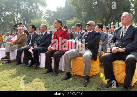 Bildnummer: 56886244 Datum: 14.01.2012 Copyright: imago/Xinhua (120114) -- nuova Delhi, 14 gennaio 2012 (Xinhua) -- Ambasciatore cinese in India Zhang Yan (3rd R) e gli ospiti guardano lo spettacolo durante la celebrazione del Festival di Primavera nell'Ambasciata cinese in India a nuova Delhi, 14 gennaio 2012. (Xinhua/li Yigang)(xyl) INDIA-NUOVA DELHI-AMBASCIATA CINESE-FESTA DI PRIMAVERA PUBLICATIONxNOTxINxCHN People Politik xns x0x 2012 quer 56886244 Data 14 01 2012 Copyright Imago XINHUA nuova Delhi 14 gennaio 2012 XINHUA Cinese in India Zhang Yan 3rd r e gli ospiti guardano lo spettacolo durante la Festa di Primavera Foto Stock