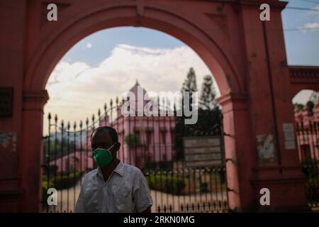 DHAKA, BANGLADESH - 31 MARZO 2020: Un uomo indossa la maschera facciale mentre cammina lungo una strada durante il confinamento a livello nazionale come misura preventiva contro l'epidemia di COVID-19 coronavirus, a Dacca, Bangladesh, il 31 marzo 2020. Foto Stock