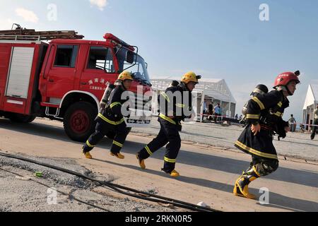 Bildnummer: 56892339  Datum: 16.01.2012  Copyright: imago/Xinhua (120116) -- SANYA, Jan. 16, 2012 (Xinhua) -- Firefighters participate in a drill for the Volvo Ocean Race (VOR) at the sailing port in Sanya, south China s Hainan Province, Jan. 16, 2012. The the 2011-2012 season of VOR will be held in Sanya from Feb. 4 to Feb. 19, 2012. (Xinhua/Hou Jiansen) (wy) CHINA-SANYA-VOLVO OCEAN RACE-FIREFIGHTERS DRILL PUBLICATIONxNOTxINxCHN Gesellschaft Feuerwehr Übung Feuerwehrübung Feuerwehrmann xns x0x 2012 quer      56892339 Date 16 01 2012 Copyright Imago XINHUA  Sanya Jan 16 2012 XINHUA Firefighter Stock Photo