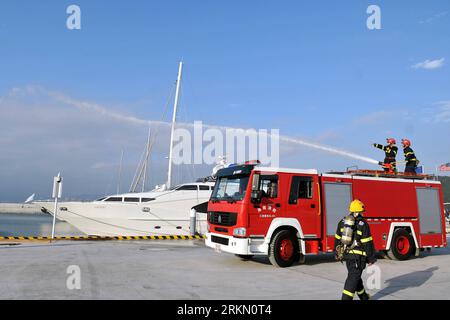 Bildnummer: 56892338  Datum: 16.01.2012  Copyright: imago/Xinhua (120116) -- SANYA, Jan. 16, 2012 (Xinhua) -- Firefighters participate in a drill for the Volvo Ocean Race (VOR) at the sailing port in Sanya, south China s Hainan Province, Jan. 16, 2012. The the 2011-2012 season of VOR will be held in Sanya from Feb. 4 to Feb. 19, 2012. (Xinhua/Hou Jiansen) (wy) CHINA-SANYA-VOLVO OCEAN RACE-FIREFIGHTERS DRILL PUBLICATIONxNOTxINxCHN Gesellschaft Feuerwehr Übung Feuerwehrübung Feuerwehrmann xns x0x 2012 quer      56892338 Date 16 01 2012 Copyright Imago XINHUA  Sanya Jan 16 2012 XINHUA Firefighter Stock Photo