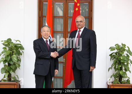 Bildnummer: 56892398 Datum: 16.01.2012 Copyright: imago/Xinhua (120116) -- NUOVA DELHI, 16 gennaio 2012 (Xinhua) -- il consigliere di Stato cinese dai Bingguo (L) stringe la mano al consigliere per la sicurezza nazionale indiano Shiv Shankar Menon durante il quindicesimo incontro tra rappresentanti speciali sulle questioni di confine tra Cina e India a nuova Delhi, capitale dell'India, 16 gennaio 2012. Rappresentanti speciali di Cina e India si riuniscono per discutere le questioni di confine dal 15 al 17 gennaio in India. (Xinhua/li Yigang) (ybg) INDIA-NUOVA DELHI-CHINA-BORDER ISSUES-DAI BINGGUO PUBLICATIONxNOTxINxCHN People Politik xns x0x 2012 quer premiumd Foto Stock