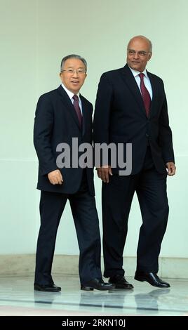 Bildnummer: 56892396  Datum: 16.01.2012  Copyright: imago/Xinhua (120116) -- NEW DELHI, Jan. 16, 2012 (Xinhua) -- Chinese State Councilor Dai Bingguo (L) and Indian National Security Adviser Shiv Shankar Menon arrives for the 15th meeting between special representatives on China-India border issues in New Delhi, capital of India, Jan. 16, 2012. Special representatives from China and India meet to discuss border issues from Jan. 15 to 17 in India. (Xinhua/Partha Sarkar) (ybg) INDIA-NEW DELHI-CHINA-BORDER ISSUES-DAI BINGGUO PUBLICATIONxNOTxINxCHN People Politik xns x0x 2012 hoch premiumd      56 Stock Photo