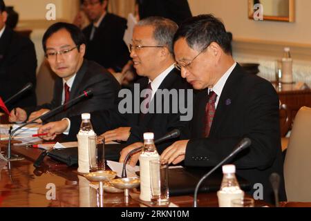 Bildnummer: 56892397  Datum: 16.01.2012  Copyright: imago/Xinhua (120116) -- NEW DELHI, Jan. 16, 2012 (Xinhua) -- Chinese State Councilor Dai Bingguo (2nd, R) attends the 15th meeting between special representatives on China-India border issues in New Delhi, capital of India, Jan. 16, 2012. Special representatives from China and India meet to discuss border issues from Jan. 15 to 17 in India. (Xinhua/Li Yigang) (ybg) INDIA-NEW DELHI-CHINA-BORDER ISSUES-DAI BINGGUO PUBLICATIONxNOTxINxCHN People Politik xns x0x 2012 quer premiumd      56892397 Date 16 01 2012 Copyright Imago XINHUA  New Delhi Ja Foto Stock
